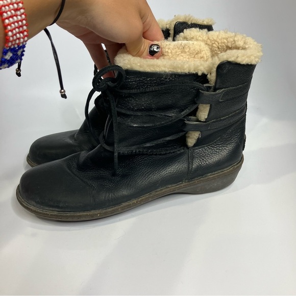 UGG caspia 1932 black leather boots Sherpa lined lace up women’s size 10 winter - Picture 4 of 9